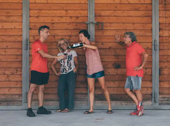 foto famiglia davanti alla cantina vinicola